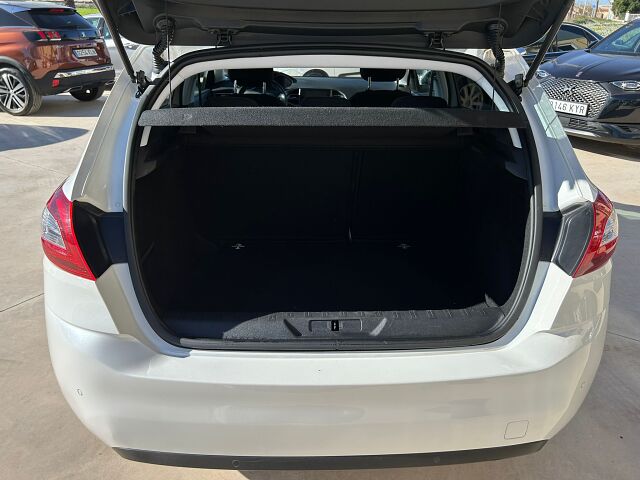 PEUGEOT 308 STYLE 1.2 E-THP AUTO SPANISH LHD IN SPAIN 78000 MILES SUPERB 2017